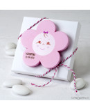 Imán madera flor color rosa en estuche con 5 peladillas