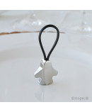 Llavero metálico avión correa negra