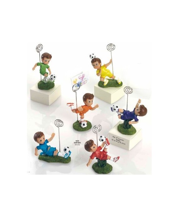 Niño futbolista sujeta-tarjetas