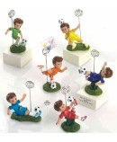 Niño futbolista sujeta-tarjetas