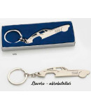 Llavero coche abrebotellas c/caja de regalo plateada. 9 cms