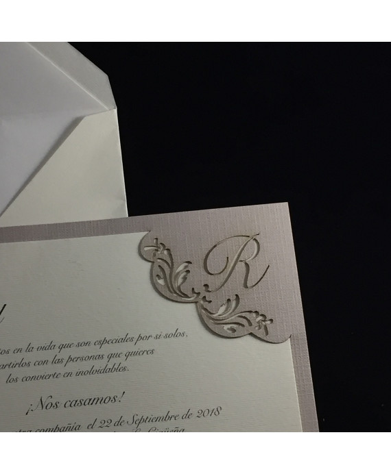 Invitacion de Boda iniciales laser esquina color gris