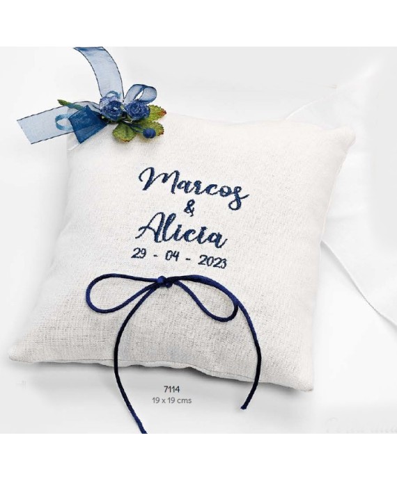 Cojín porta alianzas flor azul con bordado personalizado