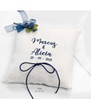 Cojín porta alianzas flor azul con bordado personalizado