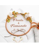 Bastidor porta alianzas flor ocre con bordado personalizado