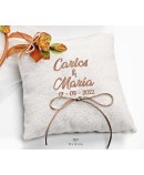 Cojín porta alianzas flor ocre con bordado personalizado