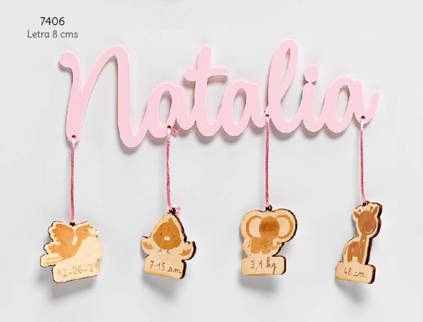 Nombre bebé metacrilato rosa con colgantes datos madera personalizado -  Detalles de Boda