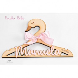 Percha bebé cisne madera con nombre metacrilato rosa y fecha personalizada