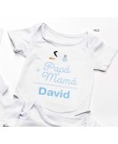 Body bebé suma papá y mamá celeste personalizado nombre