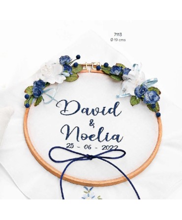 Bastidor porta alianzas flor azul con bordado personalizado