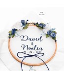 Bastidor porta alianzas flor azul con bordado personalizado