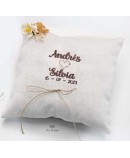 Cojín porta alianzas flor con bordado