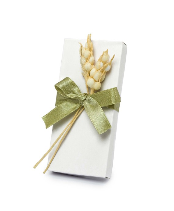 Llavero ángel en estuche adornado con lazo verde y espiga