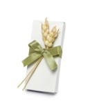 Llavero ángel en estuche adornado con lazo verde y espiga