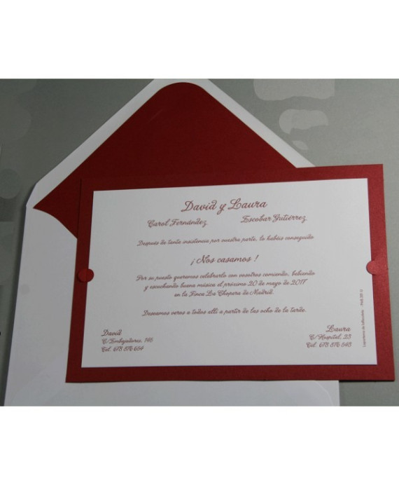 Invitación de boda tarjetón fondo granate