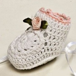Botita ganchillo blanca flor rosa